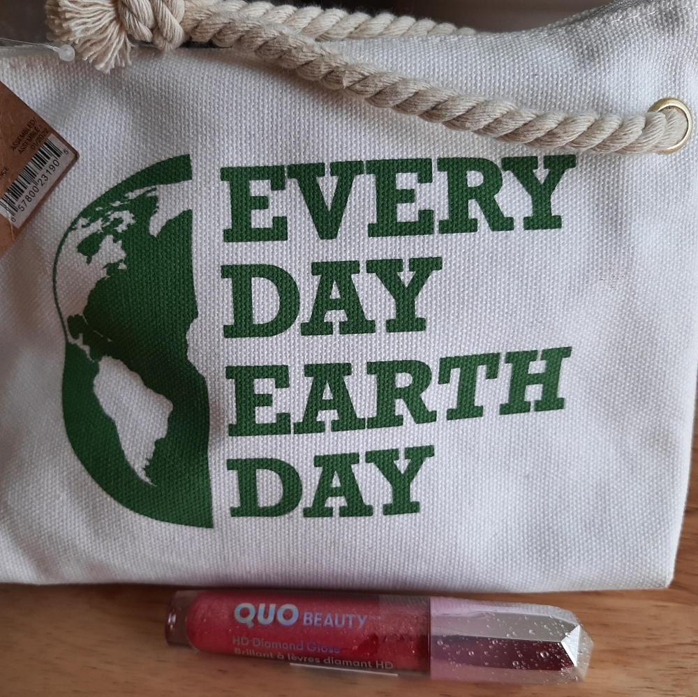 Quo makeup bag and gloss 100% vegan cruelty free